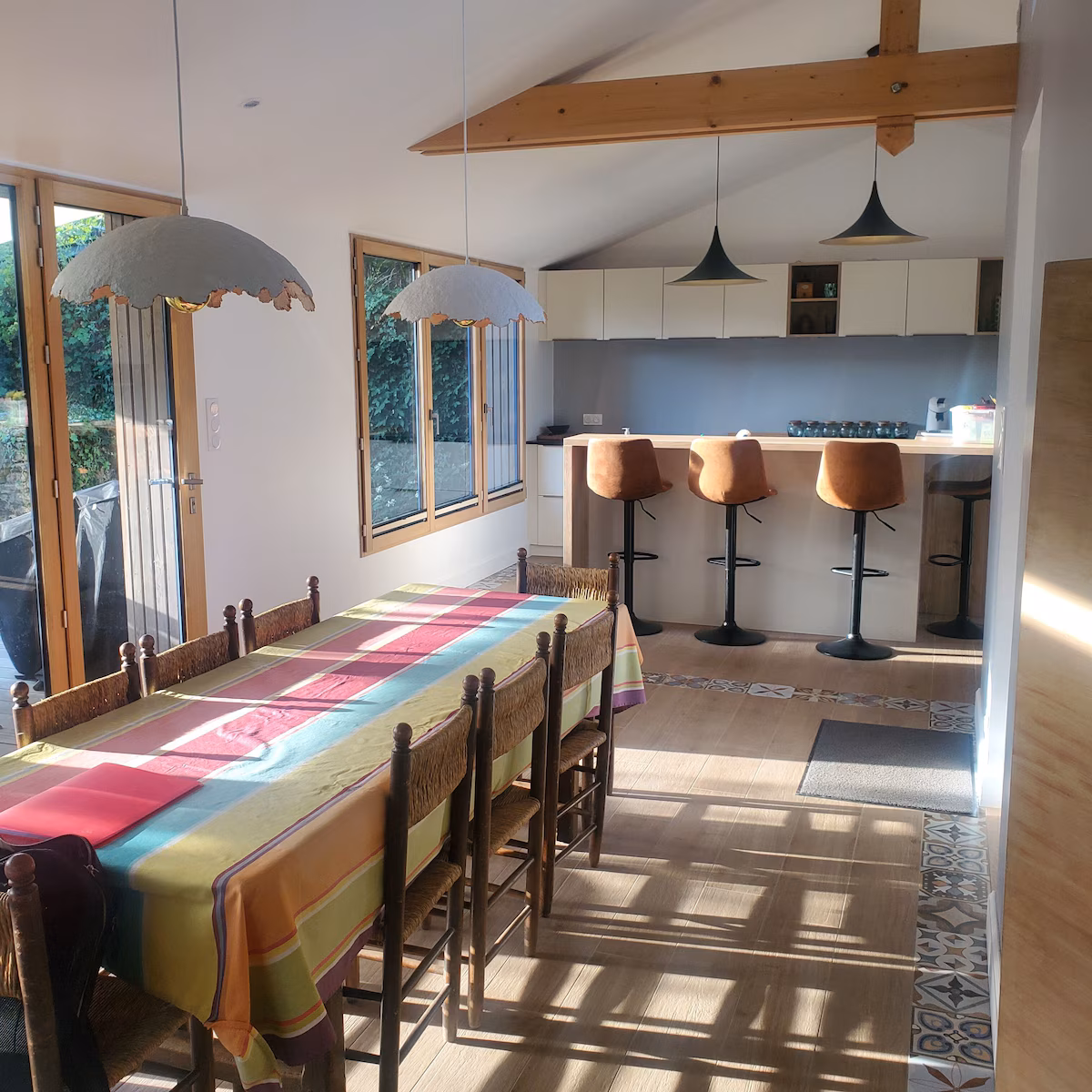 Cuisine et salle à manger de la maison Les Pins d'Iann