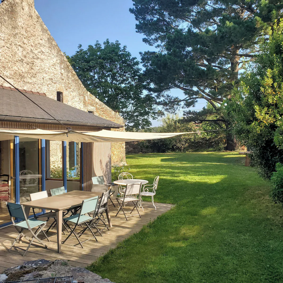 Jardin arrière de la maison Les Pins d'Iann