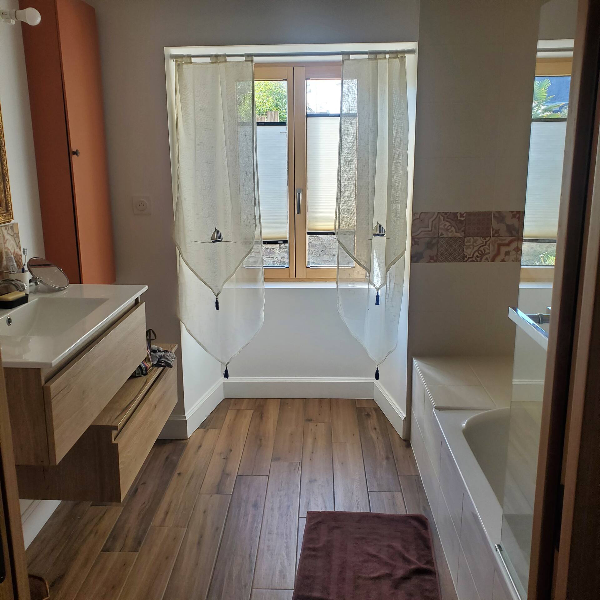 Salle de bain au rez-de-chaussée de la maison Les Pins d'Iann