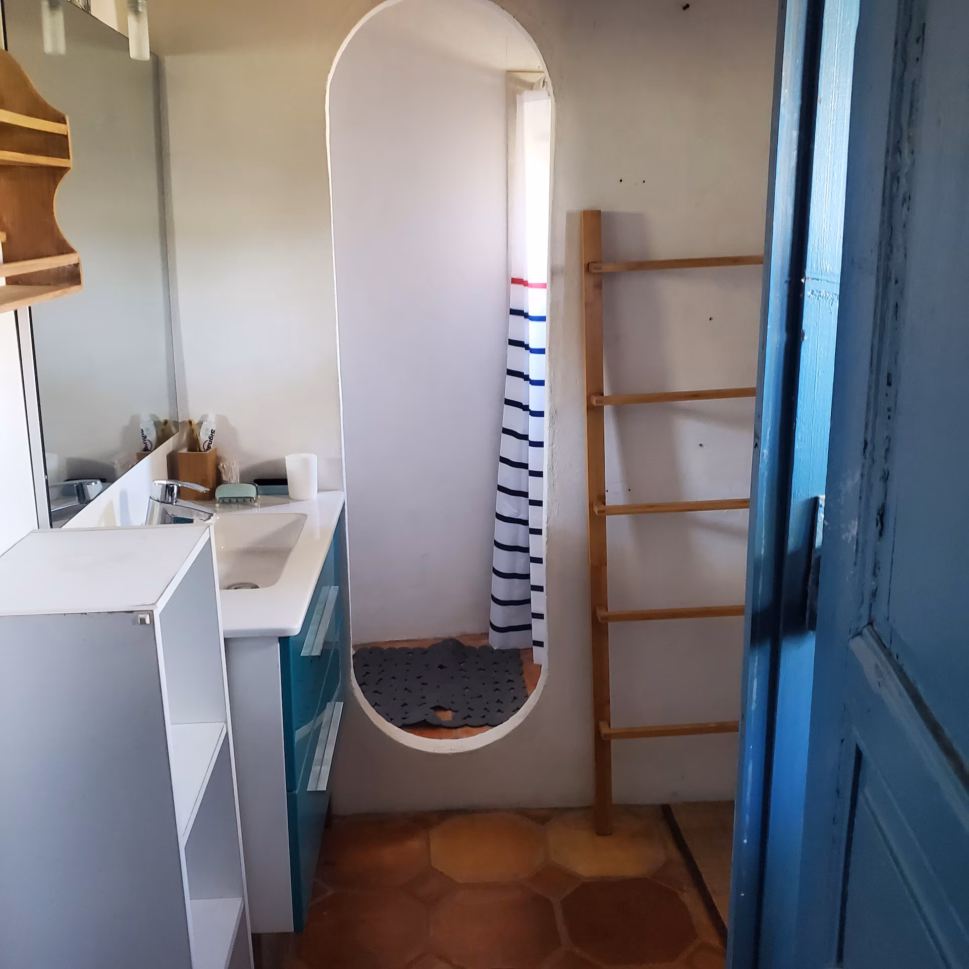 Salle d'eau au 1er étage de la maison Les Pins d'Iann