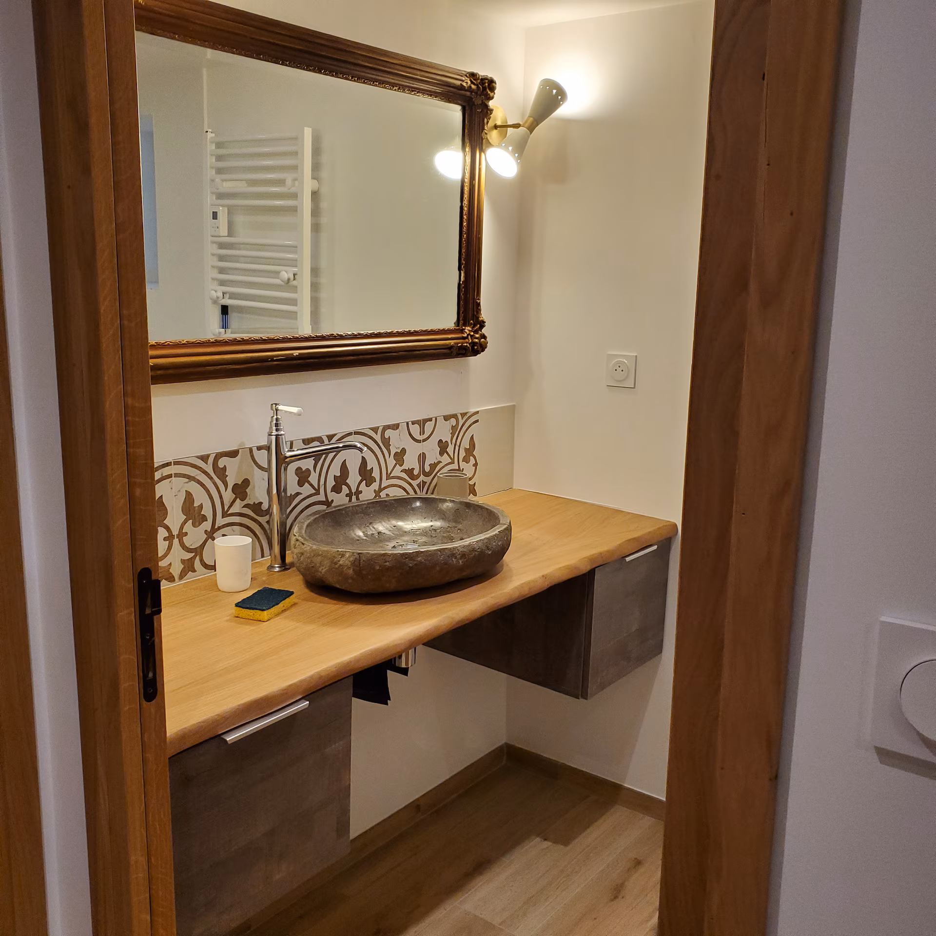 Salle d'eau au rez-de-chaussée de la maison Les Pins d'Iann